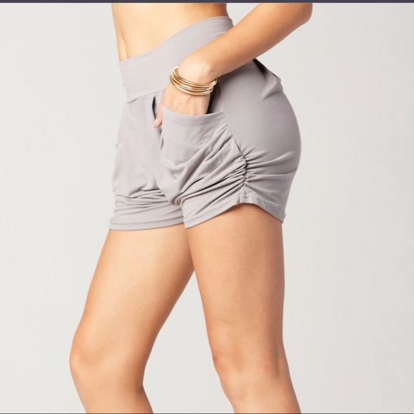 Cool for the Summer Fabulous Haren Shorts - Picture 3 of 4